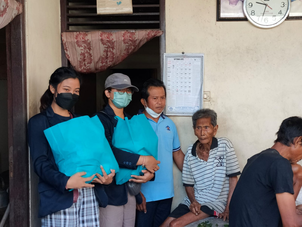 KKN UHN I Gusti Bagus Sugriwa Denpasar Berikan Bantuan Sembako Kepada Warga Disablitas di Desa Dalung